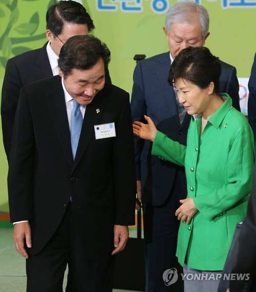 박근혜 대통령과 이낙연 전남지사가 2일 전남 여수시 여수엑스포에서 열린 전남창조경제혁신센터 출범식에서 대화하고 있다. ⓒ연합뉴스 DB