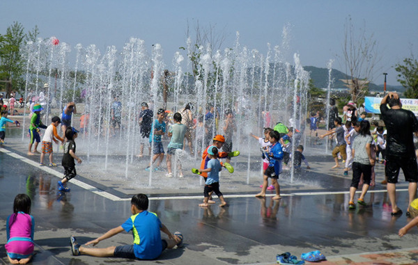 ▲ 경산시 삼성현역사문화공원 바닥 분수에서 어린이들이 뛰어놀고 있다. ⓒ경산시 제공