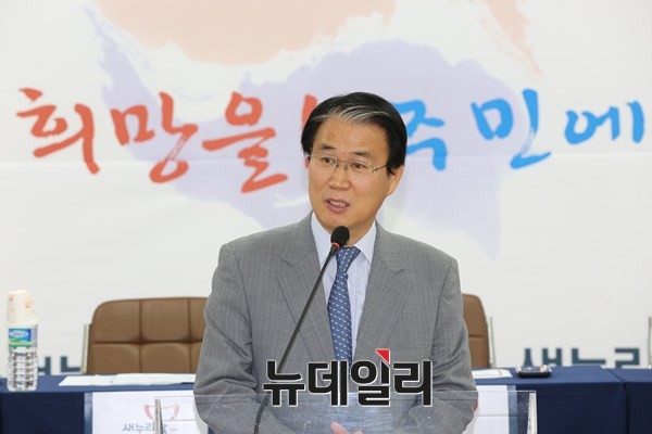 ▲ 권오을 새누리당 인재영입위원장이 이날 간담회에서 총선기준과 관련한 주제발표를 통해 영입과 관련한 입장을 밝히고 있다.ⓒ김형만 기자