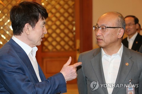 ▲ 현정택 정책조정수석과 문형표 보건복지부 장관이 대화하고 있는 모습. ⓒ연합뉴스 DB