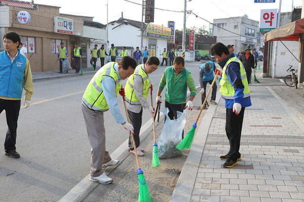 ▲ 김항곤 군수(사진 왼쪽)가 주민들과 함께 시가지 청소를 하고 있다. ⓒ성주군 제공
