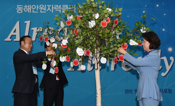 ▲ 원전해체 경주유치 기원 담은 열매를 소원나무에 걸고 있다. (왼쪽 첫번째, 최양식 경주시장)ⓒ경주시 제공