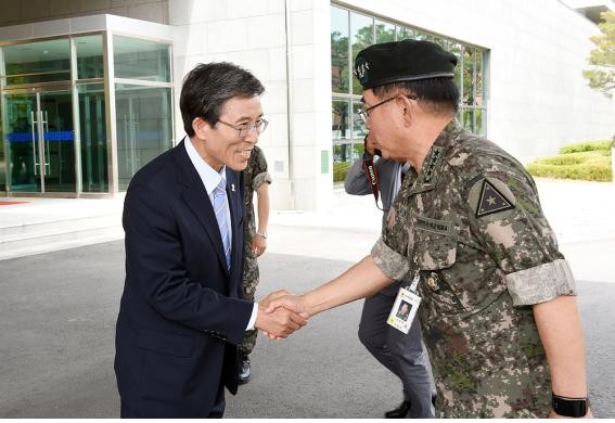 ▲ 김요환 육군참모총장(사진 오른쪽)과 인사 나누고 있는 고윤환 시장 ⓒ문경시 제공