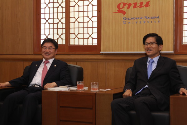▲ 왼쪽 경상대학교 권순기 총장과 김문수위원장이 환담을 나누고 있다
