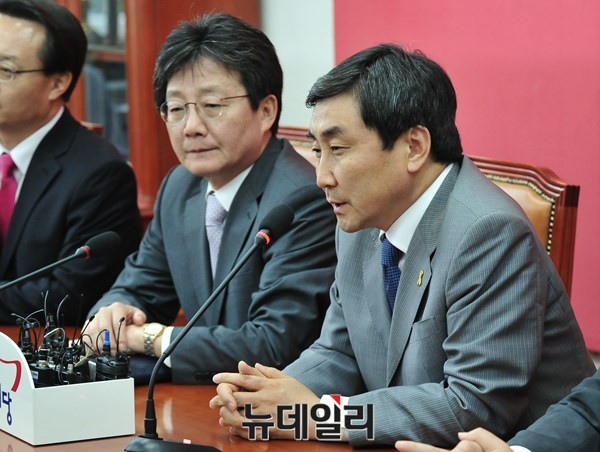 ▲ 유승민 새누리당 원내대표와 이종걸 새정치민주연합 원내대표가 지난달 28일 오후 서울 여의도 국회에서 공무원연금 개혁 협상을 위해 회동을 갖고 있다. ⓒ뉴데일리 DB