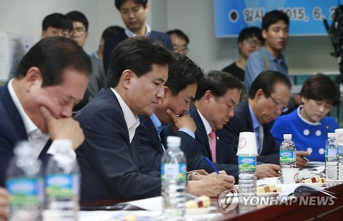 ▲ 새누리당 친박계 의원들이 2일 오전 국회 의원회관에서 국가경쟁력강화포럼 주최로 열린 '국회법 개정안 위헌논란' 세미나에서 토론하고 있다.ⓒ연합뉴스