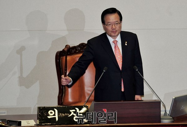 ▲ 국회법 개정안의 정부 이송이 다음 주 중순인 10~11일로 늦춰진 것에는 정의화 국회의장(사진)의 정치적 심모원려가 깔려 있다는 지적이다. ⓒ뉴데일리 이종현 기자