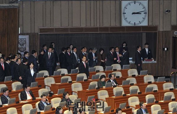 ▲ 국회법 제112조 5항에 따르면 대통령으로부터 환부된 법률안의 재의결과 인사에 대한 안건은 무기명 투표하도록 돼 있다. 사진은 지난 2월 16일 이완구 국무총리 임명동의안에 대한 무기명 투표 순서를 기다리고 있는 의원들의 모습. ⓒ뉴데일리 이종현 기자