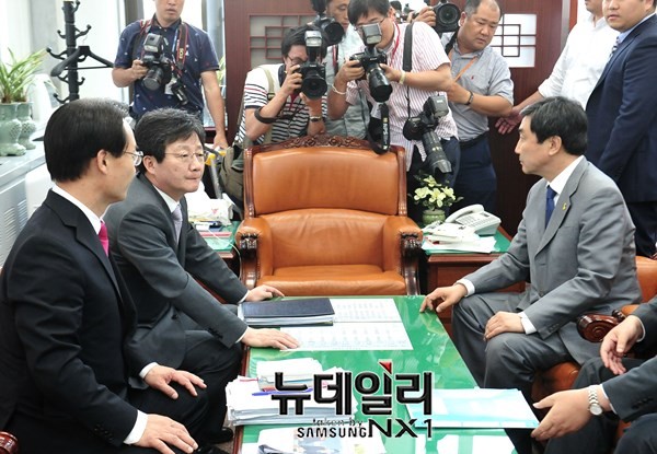 ▲ 대통령이 거부권을 행사한 뒤 여당이 본회의 상정에 응하지 않으면 당청 관계가 봉합되는 대신 여야 관계가 파탄을 맞을 것이라는 전망이다. 사진은 지난달 28일 심야 협상을 앞두고 서로 다른 곳을 바라보고 있는 새누리당 유승민 원내대표와 새정치민주연합 이종걸 원내대표. ⓒ뉴데일리 이종현 기자