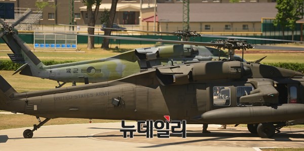 ▲ 3일 오후 경기도 의정부 캠프 레드클라우드에서 한미 연합사단 창설식이 거행됐다.나란히 도열한 한미양국 UH-60 블랙호크 헬기.ⓒ뉴데일리 정상윤 사진기자