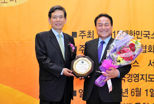 ▲ 군위군 김영만 군수(사진 오른쪽)가 ‘2015 대한민국 소비자 대상’ 수상 하고 기념촬영를 하고 있다. ⓒ군위군 제공