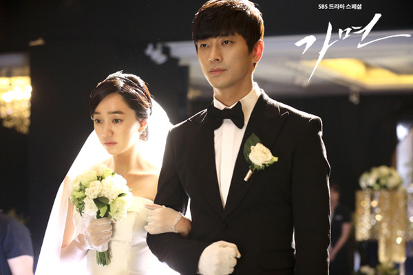 ▲ 가면 수애와 주지훈 ⓒSBS