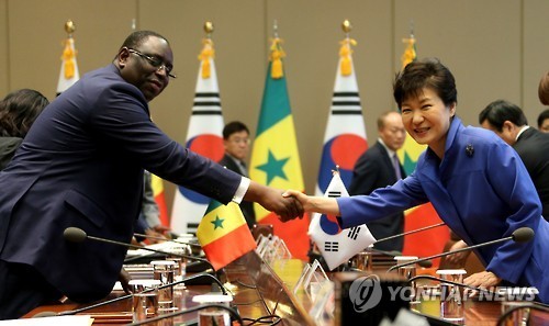 ▲ 박근혜 대통령과 마키 살 세네갈 대통령이 4일 청와대에서 열린 한-세네갈 정상회담에서 인사하고 있다. ⓒ연합뉴스 DB