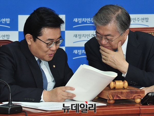 ▲ 새정치민주연합 전병헌 최고위원(사진 왼쪽)이 최고위원회의 도중 문재인 대표와 대화를 나누고 있다. 문재인 대표가 환하게 웃으며 전병헌 최고위원이 제시한 자료를 들여다보고 있다. ⓒ뉴데일리 이종현 기자