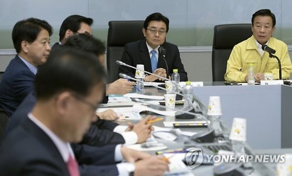 ▲ 새정치민주연합 전병헌 최고위원(사진 가운데 왼쪽)이 4일 정부서울청사 중앙재난안전상황실에서 박인용 국민안전처 장관(가운데 오른쪽)으로부터 메르스 감염 사태 관련 대책을 보고받고 있다. ⓒ연합뉴스 사진DB