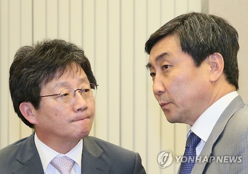 ▲ 국회 운영위원장인 새누리당 유승민 원내대표(왼쪽)와 새정치민주연합 이종걸 원내대표가 29일 새벽 열린 국회 운영위원회 전체회의에서 국회법 개정안을 가결한 뒤 악수하며 대화하고 있다.(연합뉴스)