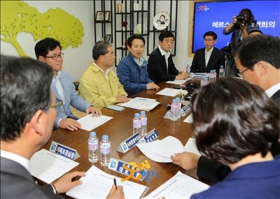 ▲ 4일(목) 오후 경기도지사 집무실에서 열린 ‘메르스 대책 회의’에 남경필 경기도지사와 이재정 경기도교육감, 강득구 경기도의회 의장 등 관계자들이 참석해 자리에 앉고 있다. ⓒ경기도청 사진제공