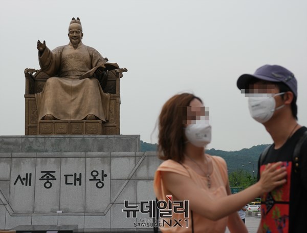 ▲ 메르스 공포 때문에 마스크를 쓰고 광화문 광장에 나온 연인들. ⓒ뉴데일리 DB