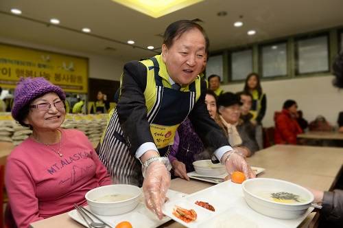 ▲ 김주하 은행장과 직원봉사단이 서대문노인종합복지관을 찾아 떡국을 제공하고, 배식봉사활동을 하는 모습