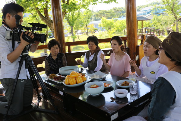 ▲ 성주군은 지역 특산품 참외요리를 전국민에게 알리기 위해 홍보에 나섰다. ⓒ성주군 제공