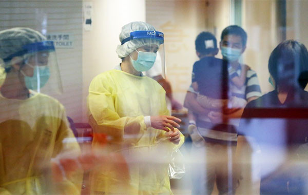 ▲ 홍콩 보건당국이 전염병을 관리하는 모습. 홍콩은 한국인 메르스 의심환자가 입국한 뒤 매우 예민한 반응을 보이고 있다. ⓒ홍콩 사우스차이나모닝포스트(SCMP) 보도화면 캡쳐
