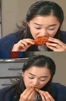 ▲ 수애 먹방 ⓒ회전목마 방송 화면