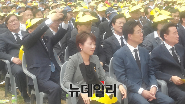 ▲ 새정치민주연합 이언주 의원. 사진은 지난 23일 경남 김해 봉하마을에서 열린 노무현 전 대통령 타계 6주년 추도식에 참석했을 때의 모습이다. 가수 조관우 씨의 [그가 그립다]를 들으며 눈물을 애써 참고 있다. ⓒ뉴데일리 임재섭 기자