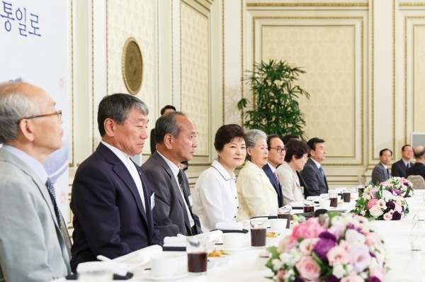 ▲ 박근혜 대통령이 5일 청와대에서 청와대에서 국가유공자 및 보훈가족들과 오찬을 함께 하고 있다. ⓒ청와대 제공