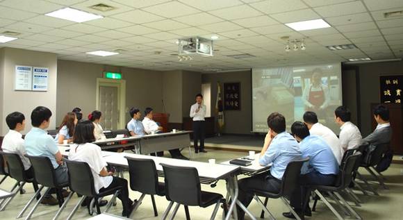 ▲ 멘토링 간담회에 참여한 삼천리 신입사원들이 팀별 테마문화활동에 대해 발표하고 있다. ⓒ삼천리