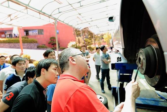 ▲ TRW의 엔지니어가 수입차 정비 노하우를 스피드메이트 정비사들과 공유하고 있다. ⓒsk네트웍스