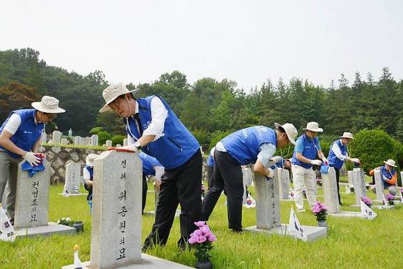 ▲ ⓒ효성그룹 지난 3일 국립서울현충원을 방문해 자매결연 협약이 되어 있는 9묘역에서 묘비 닦기, 잡초 제거 등의 묘역 정화활동을 펼쳐/효성그룹 제공