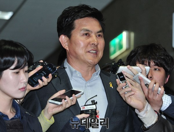 ▲ 김태호 최고위원이 4일 최고위원회의에서 유승민 원내대표에게 "원내대표 자리는 무한책임의 자리"라면서 "결자해 주실것을 부탁드린다"고 말했다. ⓒ뉴데일리 이종현 기자