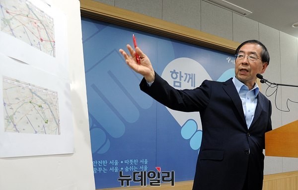 ▲ 박원순 서울시장이 4일 밤 서울시신청사에서 열린 긴급브리핑에서, 현직 의사인 35번 확진자가 감염상태에서 1,500여명이 모인 행사에 참석했다며, 의사 A씨의 동선을 설명하고 있다. ⓒ  뉴데일리DB