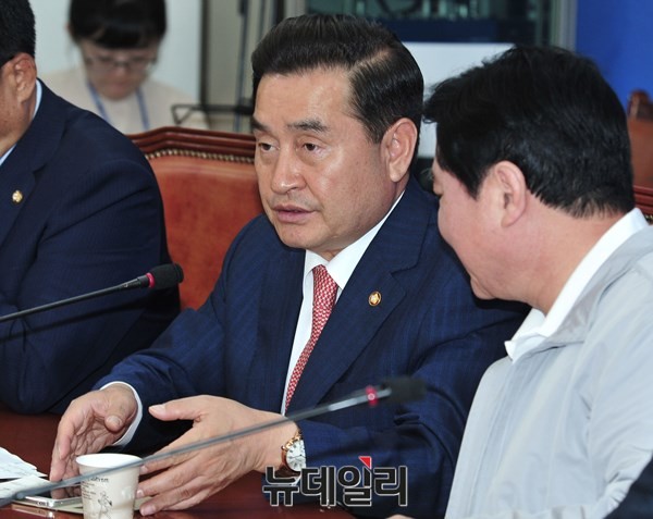 ▲ 새정치민주연합 이윤석 원내수석부대표가 원내대책회의 도중 이석현 국회부의장과 대화를 나누고 있다. ⓒ뉴데일리 이종현 기자