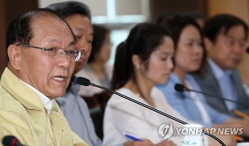 ▲ 황우여 교육부장관이 학부모와 교장단을 면담하는 모습.(연합뉴스)