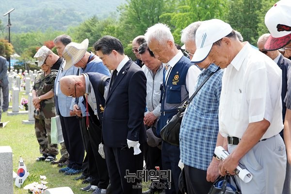 ▲  소속회원들이 6일 오후 서울 국립현충원 28묘역 5.18 계엄군 묘소를 찾아, 작전 중 순국한 공수여단 군인들의 명예회복을 위해 최선을 다할 것을 다짐했다. ⓒ뉴데일리 윤진우 기자