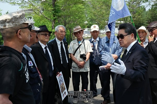 ▲ 지만원 대한민국대청소 500만 야전군 대표는 6일, 서울 국립현충원을 찾은 회원들에게 5.18 광주사태에서 북한군이 투입된 상황을 설명하며, 진실을 밝히기 위해 최선을 다할 것을 다짐했다. ⓒ뉴데일리 윤진우 기자