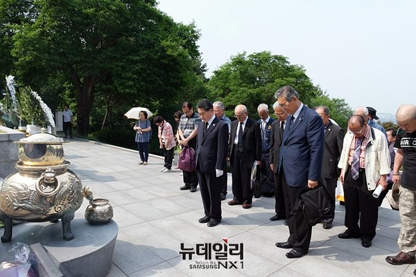 ▲  소속회원들은 제60회 현충일을 맞아, 서울 국립현충원에 위치한 이승만-박정희 대통령 묘역을 참배했다. ⓒ뉴데일리 윤진우 기자