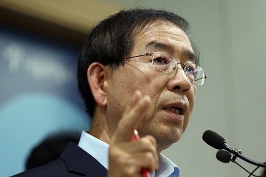 ▲ 박원순 서울시장이 4일 서울시청 브리핑룸에서 메르스 관련 긴급 브리핑을 하고 있다. 박 시장은 "메르스 확진 환자인 서울의 한 의사가 격리 통보에도 불구하고 1500명 규모의 행사에 참석했다"고 밝혔다. /사진=연합뉴스