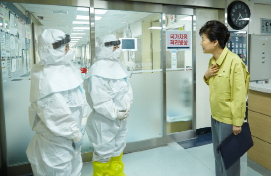 ▲ 박근혜 대통령은 5일 메르스 환자 격리와 치료의 최일선 현장인 국가지정 격리병상을 방문, 메르스 대응 현장 상황을 점검했다. /사진=청와대 홈페이지