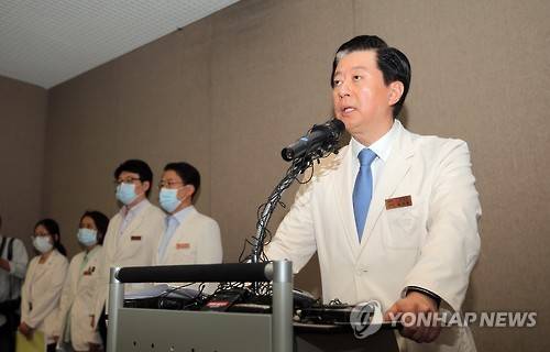 ▲ 송재훈 삼성서울병원장이 7일 오전 서울 일원동 삼성서울병원 중강당에서 기자회견을 열고 메르스 감염의 현황과 조치 등 병원의 공식 입장을 밝히고 있다.ⓒ연합뉴스