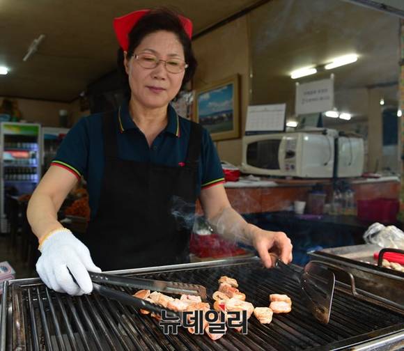 ▲ 막창소금구이. 손을 여러번 거친 막창은 먹기 좋게 잘라 주문이 들어오면 직화로 구워 낸다.  ⓒ 뉴데일리 정상윤 기자