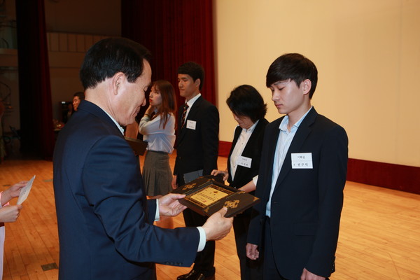 ▲ 의성군은 ‘지역경제 활성화 시책 아이디어’를 공모하고 우수 아이디어 6건을 채택해 상패와 시상금을 지급했다. ⓒ의성군 제공