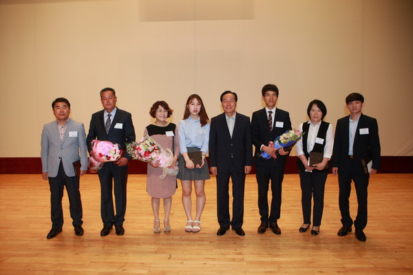 ▲ 지역경제 활성화 공모 우수 아이디어 수상자들과 기념촬영하고 있는 김주수 군수 ⓒ의성군 제공