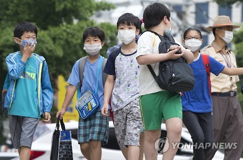 ▲ 8일 오전 서울 서대문구 미동초등학교에서 학생들이 마스크를 쓴 채 등교하고 있다. ⓒ연합뉴스 사진
