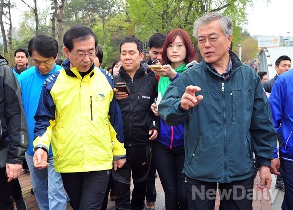 ▲ 동반 산행을 하고 있는 박원순 서울시장과 문재인 새정치민주연합 대표. ⓒ뉴데일리 DB