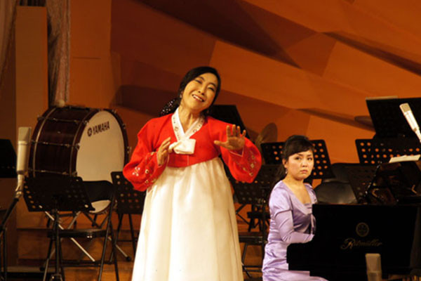 ▲ 북한에 가서 노래자랑에 참가한 신은미의 모습. 뒤 반주자의 표정이 눈길을 끈다. ⓒ뉴데일리 DB