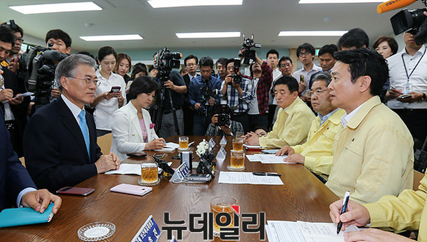 ▲ 남경필 경기도지사가 5일 오전 경기도청을 방문한 문재인 새정치민주연합 대표와 인사를 나누고 있다. ⓒ 뉴데일리