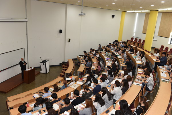 ▲ 변정환 명예총장이 학생들에게 강의를 하고 있다. ⓒ대구한의대 제공