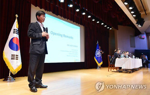 ▲ 이기철 외교부 재외동포영사대사가 '메르스 설명회'에 앞서 주한 외교관들에게 인사말을 하고 있다. ⓒ연합뉴스. 무단전재 및 재배포 금지.